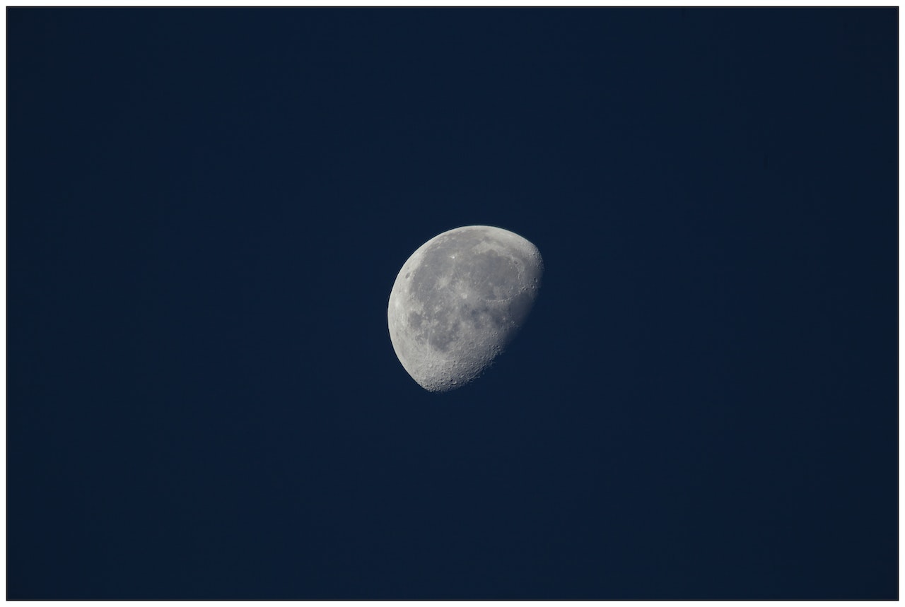 Visezi o lună – Sensul și interpretarea visului